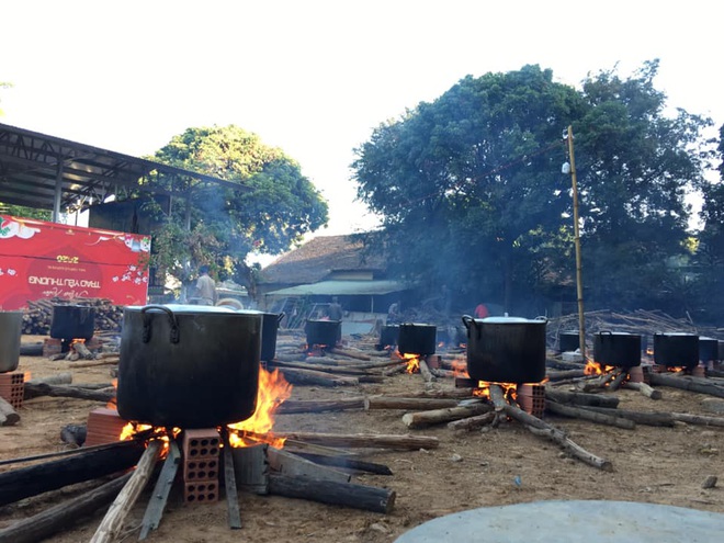 Hàng trăm nồi bánh tét đỏ lửa ở Kon Tum khiến bao người xao xuyến: Tết đã đến rất gần rồi - Ảnh 3.