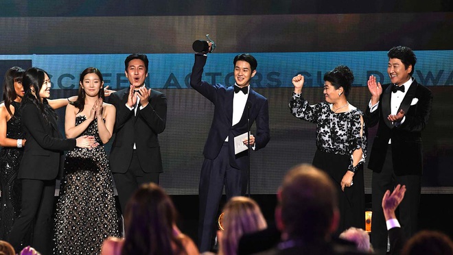 Dàn sao Parasite vỡ oà ẵm giải danh giá nhất tại SAG Awards 2020, anh Phượng tiếp tục rinh tượng vàng - Ảnh 1.