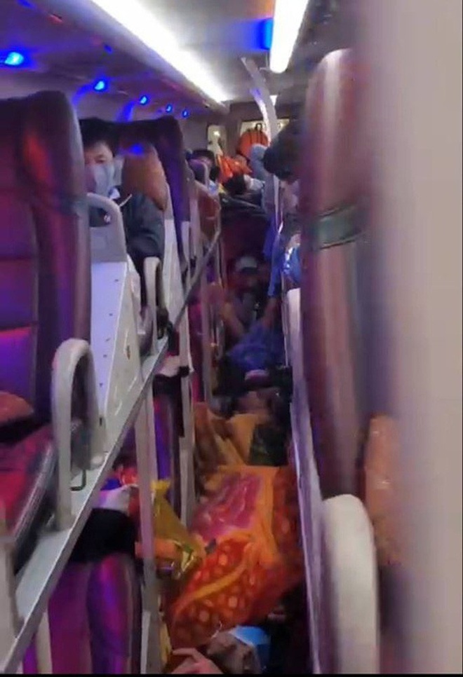 Clip: Ớn lạnh xe kh&aacute;ch nhồi nh&eacute;t gấp đ&ocirc;i, t&agrave;i xế kh&ocirc;ng mang theo bằng l&aacute;i - Ảnh 1.