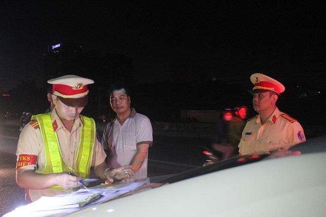 Clip: Ớn lạnh xe kh&aacute;ch nhồi nh&eacute;t gấp đ&ocirc;i, t&agrave;i xế kh&ocirc;ng mang theo bằng l&aacute;i - Ảnh 3.