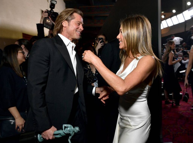 3 khoảnh khắc đáng nhớ của SAG Awards 2020: Brad Pitt nhìn Jennifer Aniston âu yếm, tình cũ cùng rủ tái hợp tới nơi rồi? - Ảnh 6.