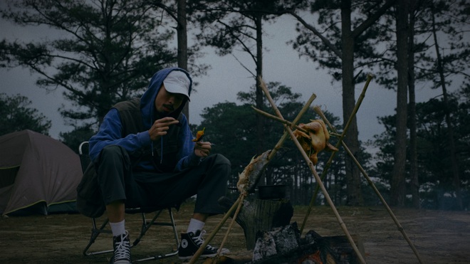 Đen Vâu làm MV hay đi... thám hiểm: hết dầm mình trong nước biển đến lên rừng, lội suối, băng đèo đều cân tất! - Ảnh 4.