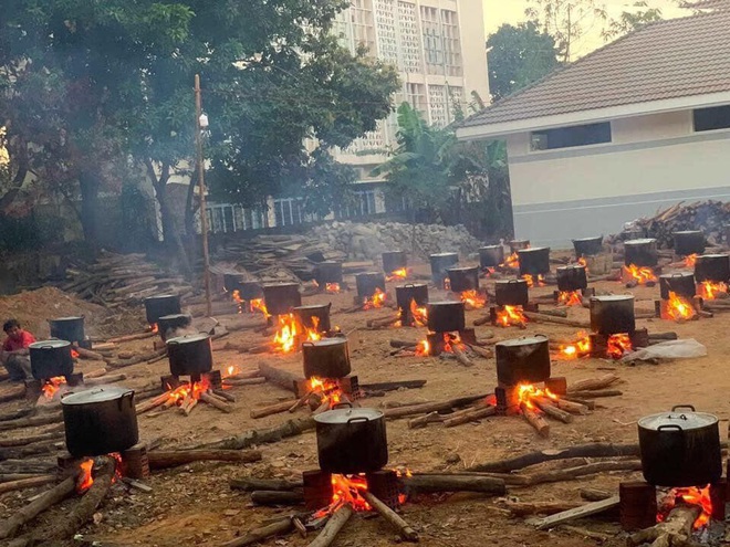 Cảnh tượng nấu bánh chưng hàng loạt khiến dân tình sững sờ: rồi làm sao để biết nồi bánh chưng nhà mình ở đâu? - Ảnh 1.