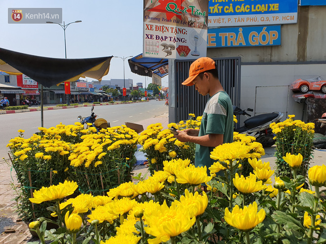 Chồng đột quỵ rồi mất trong lúc bán hoa Tết ở Sài Gòn, vợ cùng các con vội về đưa tang với hơn 2 tấn dưa còn nằm lại vỉa hè - Ảnh 4.