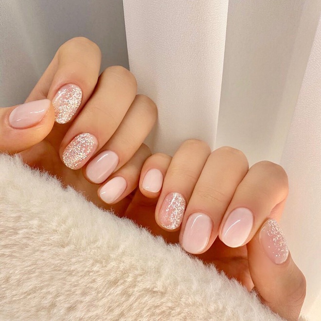 16 mẫu nail nhũ lóng lánh siêu xinh mà các chị em chưa kịp chốt sổ để diện Tết là tiếc hùi hụi - Ảnh 14.