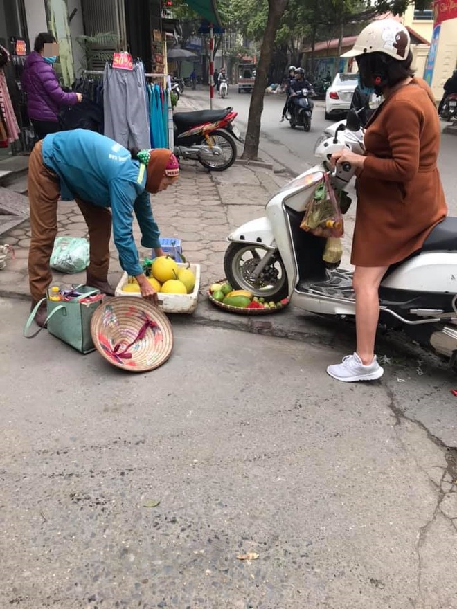 Phẫn nộ người phụ nữ lái xe máy cán thẳng qua nia trái cây của cô bán hàng rong trước cửa hàng - Ảnh 2.