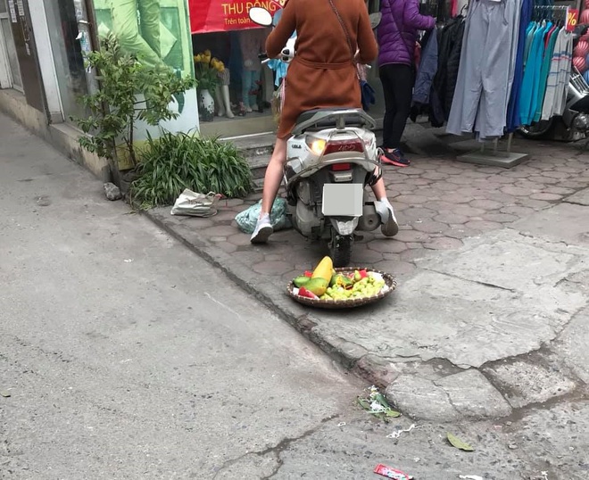 Phẫn nộ người phụ nữ lái xe máy cán thẳng qua nia trái cây của cô bán hàng rong trước cửa hàng - Ảnh 3.