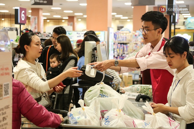 Trung tâm thương mại Hà Nội “thất thủ”, khách hàng chen chúc mua sắm ngày 27 Tết - Ảnh 13.