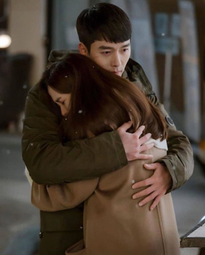 B&ugrave; đắp lại tuần ho&atilde;n chiếu v&agrave; tr&ograve; ch&ocirc;n preview: Crash Landing on You tung đỡ loạt ảnh Hyun Bin &ocirc;m ấp Son Ye Jin cực ngọt? - Ảnh 2.