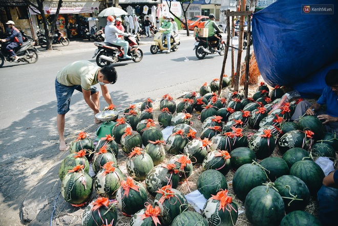 Anh thợ điêu khắc gỗ kiếm hàng triệu đồng mỗi ngày nhờ khắc dưa hấu bán dịp Tết ở Sài Gòn - Ảnh 8.