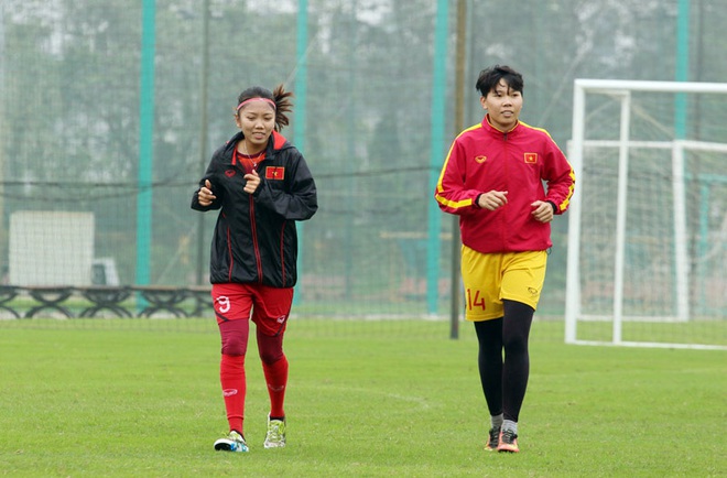 HLV Park Hang-seo mặc suit lịch lãm, có hành động đặc biệt dành cho tuyển nữ Việt Nam trước khi về Hàn Quốc đón Tết - Ảnh 6.