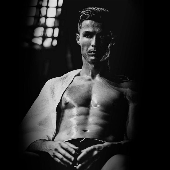 Ronaldo gây sốt với bức ảnh khoe body cực phẩm cùng thần thái chất lừ: Thế là đấng mày râu Việt có mục tiêu phấn đấu trước cái Tết đầy bánh chưng rồi - Ảnh 1.