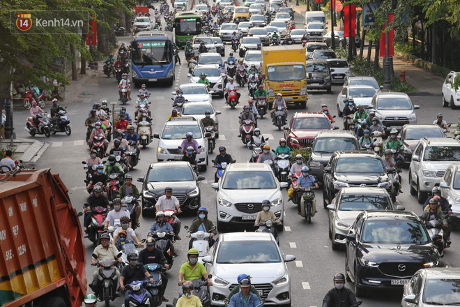 Sài Gòn ùn tắc khắp các ngả đường, Hà Nội vắng vẻ do người dân tranh thủ về quê ăn Tết từ trước - Ảnh 9.