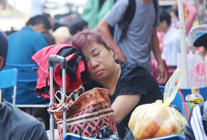 Ảnh: Hàng trăm người đem chiếu nằm ngủ, vật vờ đợi tàu về quê ăn Tết giữa cái nóng gay gắt tại ga Sài Gòn - Ảnh 5.