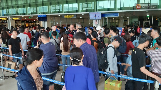 Sân bay Tân Sơn Nhất vỡ trận, hàng nghìn người rồng rắn xếp hàng dài, nằm ngồi vạ vật chờ giờ check in về quê đón Tết - Ảnh 4.