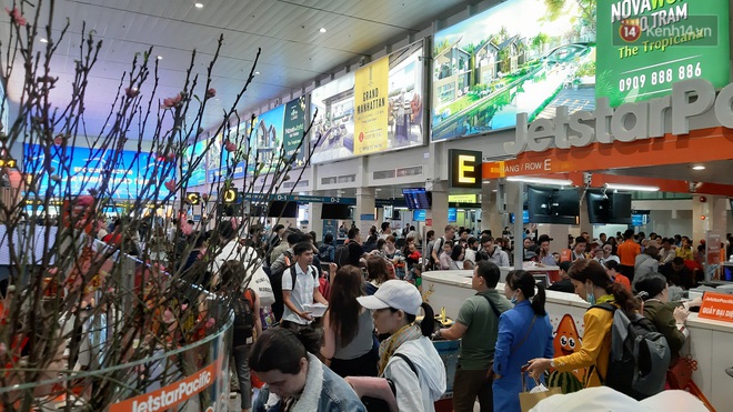 S&acirc;n bay T&acirc;n Sơn Nhất vỡ trận, h&agrave;ng ngh&igrave;n người rồng rắn xếp h&agrave;ng d&agrave;i, nằm ngồi vạ vật chờ giờ check in về qu&ecirc; đ&oacute;n Tết - Ảnh 2.