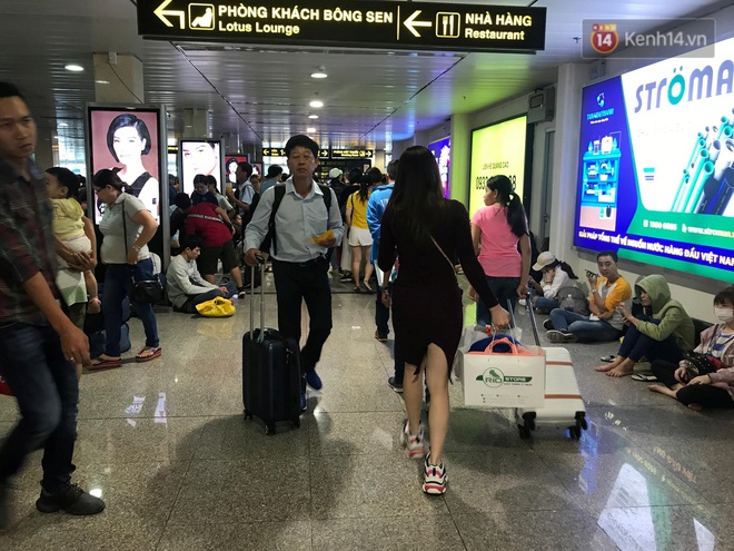 Sân bay Tân Sơn Nhất vỡ trận, hàng nghìn người rồng rắn xếp hàng dài, nằm ngồi vạ vật chờ giờ check in về quê đón Tết - Ảnh 13.