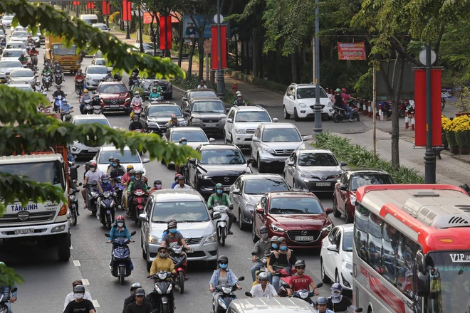 Sài Gòn ùn tắc khắp các ngả đường, Hà Nội vắng vẻ do người dân tranh thủ về quê ăn Tết từ trước - Ảnh 14.