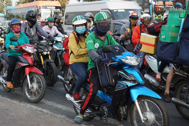 Sài Gòn ùn tắc khắp các ngả đường, Hà Nội vắng vẻ do người dân tranh thủ về quê ăn Tết từ trước - Ảnh 19.