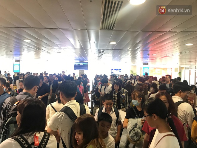 Sân bay Tân Sơn Nhất vỡ trận, hàng nghìn người rồng rắn xếp hàng dài, nằm ngồi vạ vật chờ giờ check in về quê đón Tết - Ảnh 10.