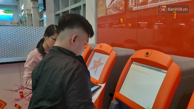 S&acirc;n bay T&acirc;n Sơn Nhất vỡ trận, h&agrave;ng ngh&igrave;n người rồng rắn xếp h&agrave;ng d&agrave;i, nằm ngồi vạ vật chờ giờ check in về qu&ecirc; đ&oacute;n Tết - Ảnh 9.