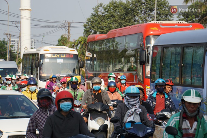 Sài Gòn ùn tắc khắp các ngả đường, Hà Nội vắng vẻ do người dân tranh thủ về quê ăn Tết từ trước - Ảnh 16.