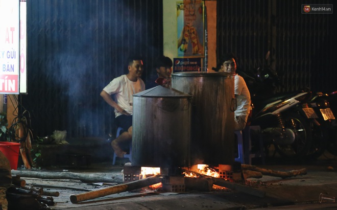 Người Sài Gòn mắc võng bên bếp lửa hồng, trắng đêm nằm hè phố canh nồi bánh chưng Tết - Ảnh 16.