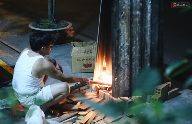 Người Sài Gòn mắc võng bên bếp lửa hồng, trắng đêm nằm hè phố canh nồi bánh chưng Tết - Ảnh 3.