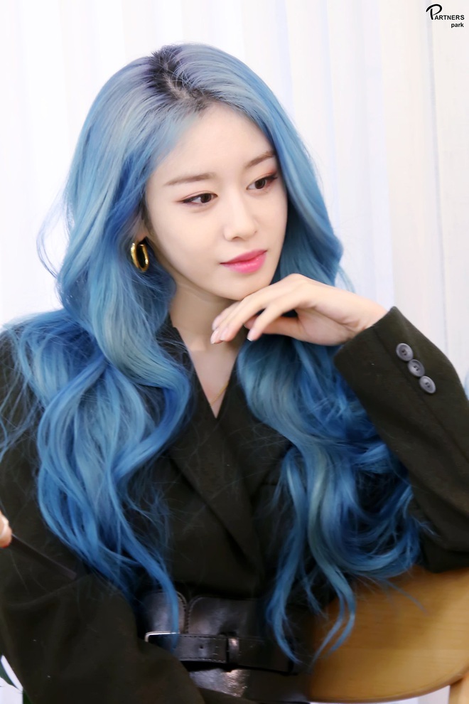 Tung bộ ảnh tóc xanh đẹp xuất thần, Jiyeon gây sốt MXH, khiến dân tình tiếc nuối: Biết thế nhuộm tóc xanh chơi Tết - Ảnh 1.