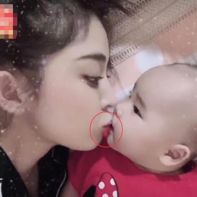 Cận Tết vẫn chưa y&ecirc;n: Cổ Lực Na Tr&aacute;t g&acirc;y tranh c&atilde;i v&igrave; h&ocirc;n trẻ nhỏ với đ&ocirc;i m&ocirc;i đầy son đỏ - Ảnh 2.