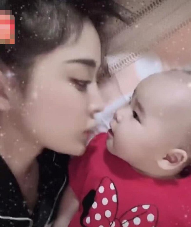 Cận Tết vẫn chưa y&ecirc;n: Cổ Lực Na Tr&aacute;t g&acirc;y tranh c&atilde;i v&igrave; h&ocirc;n trẻ nhỏ với đ&ocirc;i m&ocirc;i đầy son đỏ - Ảnh 4.