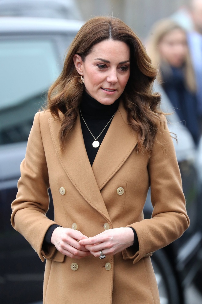 Chẳng ngờ phía sau set đồ tưởng chừng giản dị của Công nương Kate Middleton lại chất chơi nhường vậy - Ảnh 1.