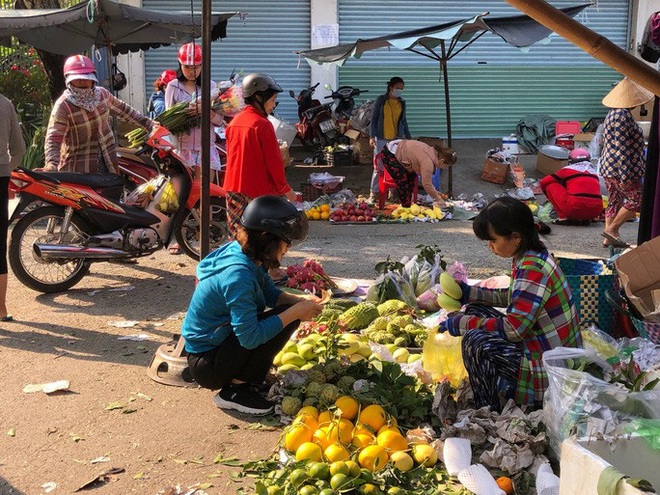 Chợ ế toàn tập, người bán trái cây, thịt heo khóc ròng - Ảnh 2.