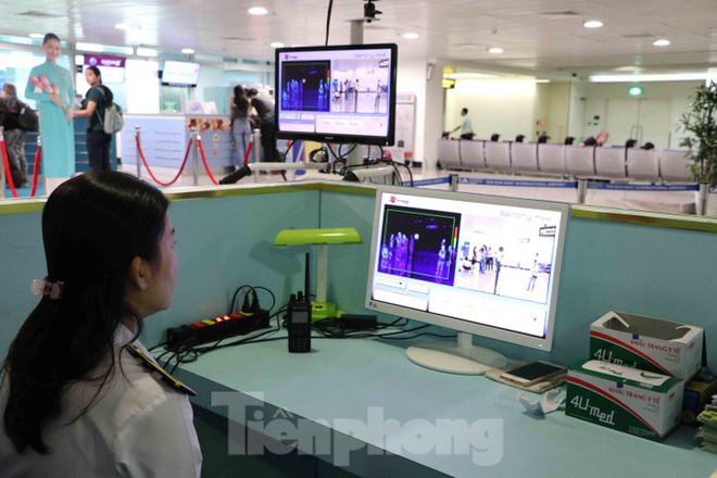 Chống virus corona: Giám sát chặt khách quốc tế tại sân bay Tân Sơn Nhất - Ảnh 3.