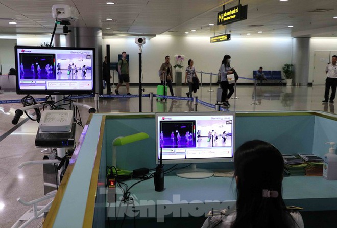 Chống virus corona: Giám sát chặt khách quốc tế tại sân bay Tân Sơn Nhất - Ảnh 1.