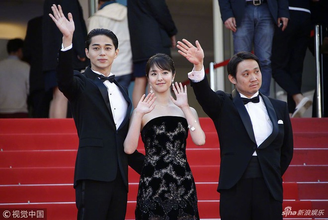 Lật lại hình ảnh chồng con gái tài tử Ken Watanabe ngang nhiên động chạm vòng 3 nàng thơ của Song Joong Ki - Ảnh 4.