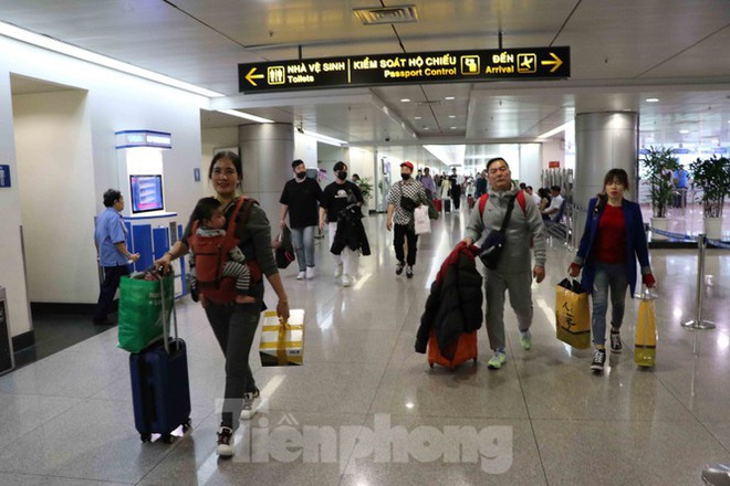 Chống virus corona: Giám sát chặt khách quốc tế tại sân bay Tân Sơn Nhất - Ảnh 5.