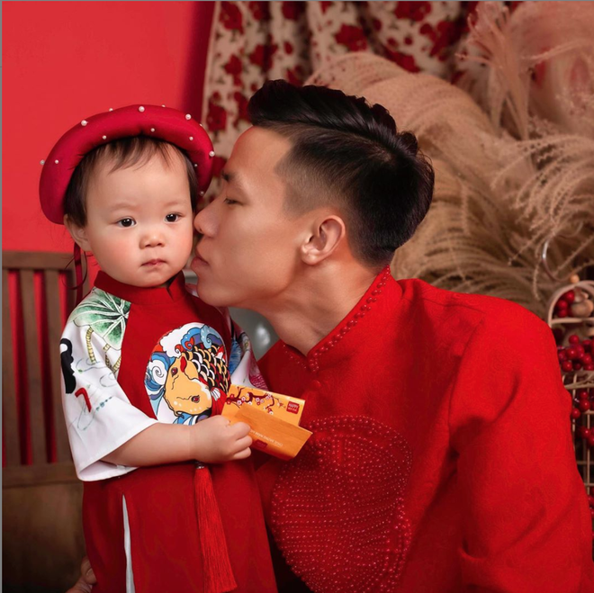 Quế Ngọc Hải cùng vợ xúng xính diện áo dài đỏ đón Tết, con gái nhỏ vẫn chiếm spotlight với biểu cảm ngơ ngác đáng yêu - Ảnh 2.