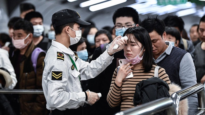 Chuyên gia lý giải: Khẩu trang y tế luôn được dùng để phòng chống bệnh dịch nhưng có ngăn được virus không? - Ảnh 2.