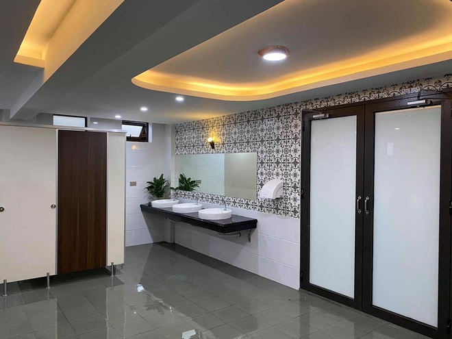 Pha lì xì chất nhất năm mới: Nhà trường xây hẳn khu WC sang chảnh như resort, bảo sao học trò cứ thi nhau xin đi vệ sinh dài! - Ảnh 2.