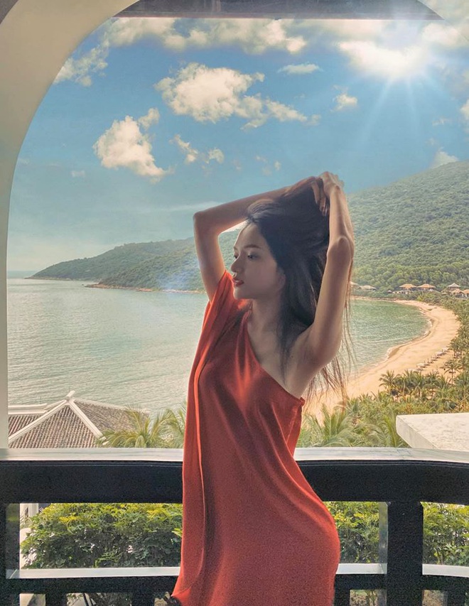 Hương Giang diện v&aacute;y rộng th&ugrave;ng th&igrave;nh vẫn khoe kh&eacute;o được đường cong chữ S gợi cảm: Đẹp vậy ai d&aacute;m đọ lại đ&acirc;y! - Ảnh 1.