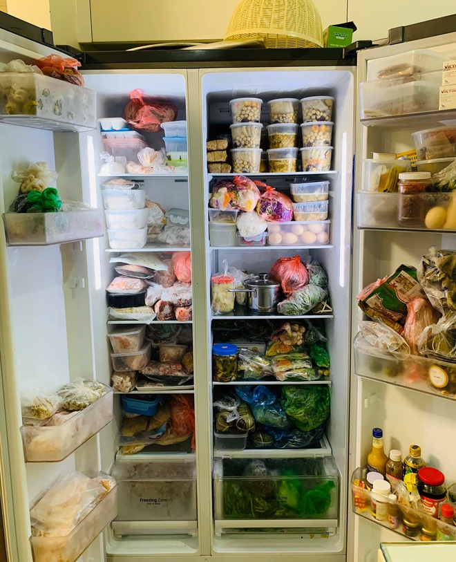 Choáng váng với những chiếc tủ lạnh chất đầy thực phẩm dịp Tết: Nhìn đâu cũng thấy thịt đủ biết năm mới sẽ tăng cân thế nào rồi - Ảnh 1.