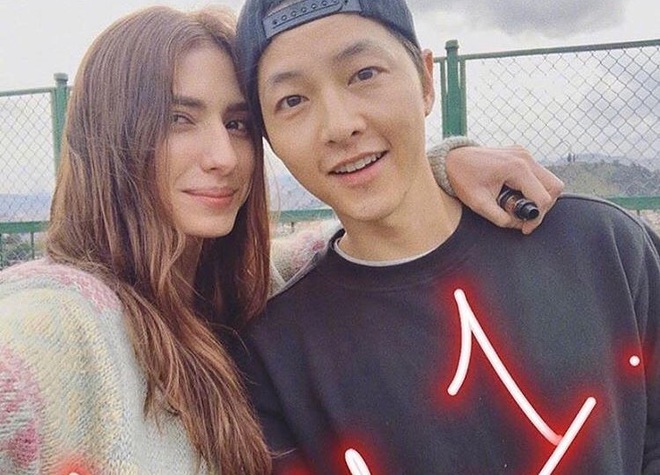 Giữa lùm xùm ly dị vì scandal săn gái, Song Joong Ki gây xôn xao với hình selfie thân mật với sao nữ tại Colombia - Ảnh 1.