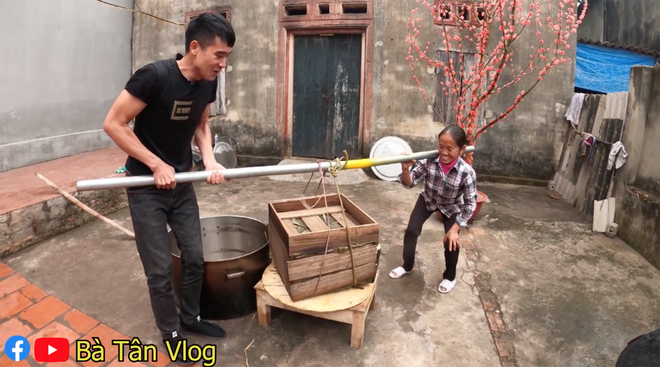 Bà Tân Vlog chơi lớn làm hẳn bánh chưng 50kg nhưng vẫn chưa gây ấn tượng bằng hương vị khi ăn - Ảnh 10.