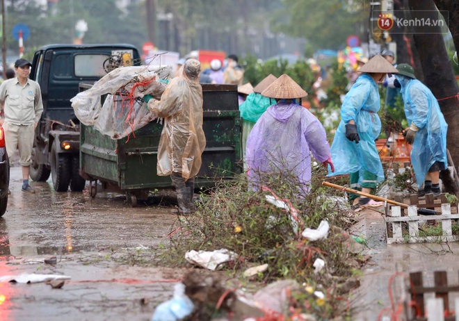 Mưa gió chiều 30, dân buôn đào quất bỏ cây chạy lấy người khiến chợ hoa hồ Đền Lừ ngập rác - Ảnh 7.