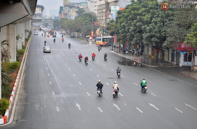 Nhà nhà tiễn năm cũ, đường phố Hà Nội vắng vẻ lạ thường ngày 30 Tết - Ảnh 5.