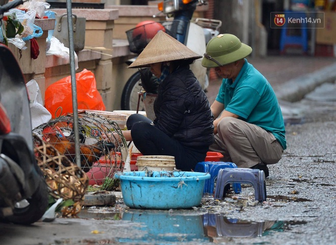 Dịch vụ bán và làm thuê gà cúng giao thừa ế ẩm, nhiều tiểu thương dọn hàng về sớm - Ảnh 2.