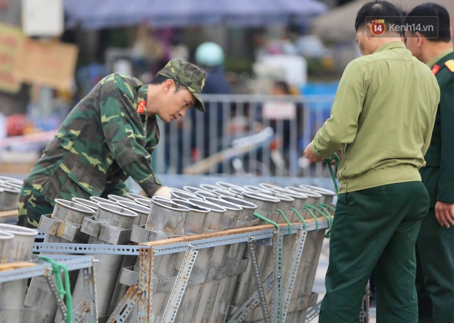 Các trận địa pháo hoa tầm thấp và tầm cao tại Hà Nội đang hối hả thực hiện - Ảnh 2.