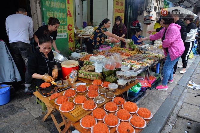 Người dân Hà Nội chen chúc mua gà luộc xôi gấc cúng giao thừa, người bán sắp lễ không ngớt tay - Ảnh 12.