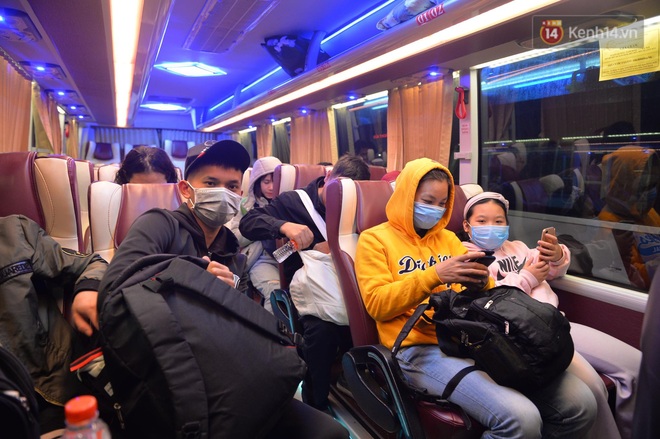 Hành khách đeo khẩu trang kín mít vì lo lắng dịch virus Corona khi chuẩn bị rời sân bay Nội Bài trước thời khắc đón năm mới - Ảnh 9.
